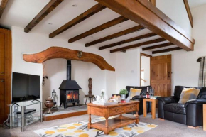 PLAS IWRWG GRANARY - Stunning Barn Conversion based in North Wales